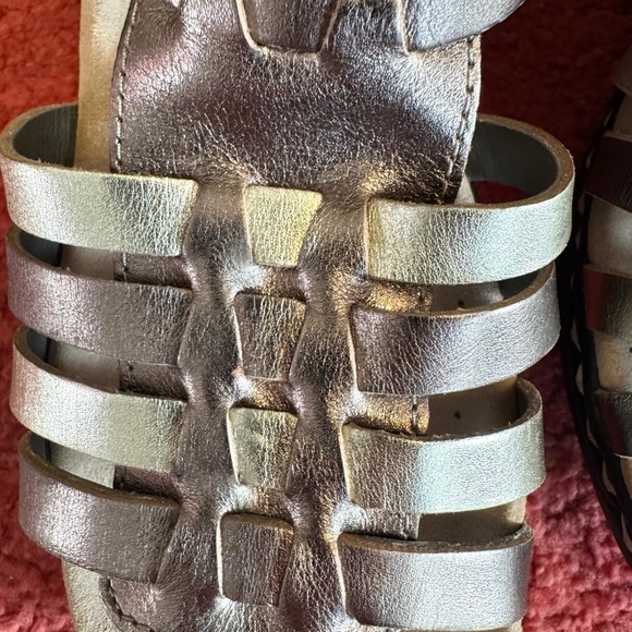 GUC: Clarks metallic sandals, size 8!! Used, but in great shape!! - Picture 2 of 4